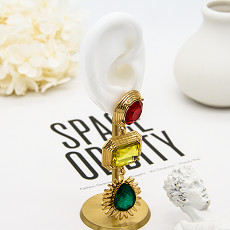 گوشواره های طلایی زنانه OEM گوشواره های حلقه ای با سنگ رنگارنگ